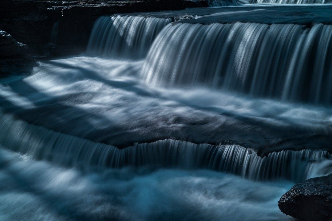 Langzeitbelichteter Wasserfall mit sichtbaren seidigen Strömungslinien